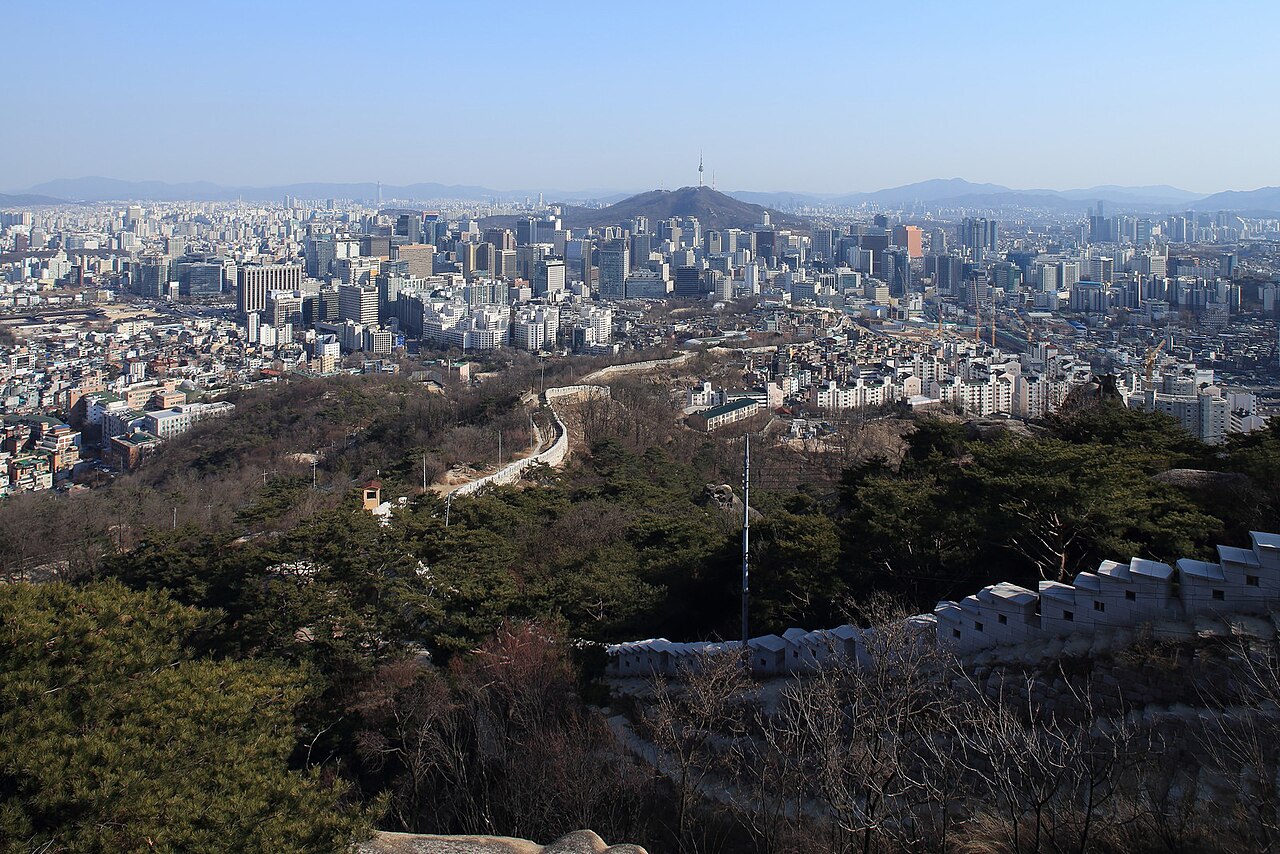 고층 빌딩이 모인 서울 도심과 남산이 보이는 전경