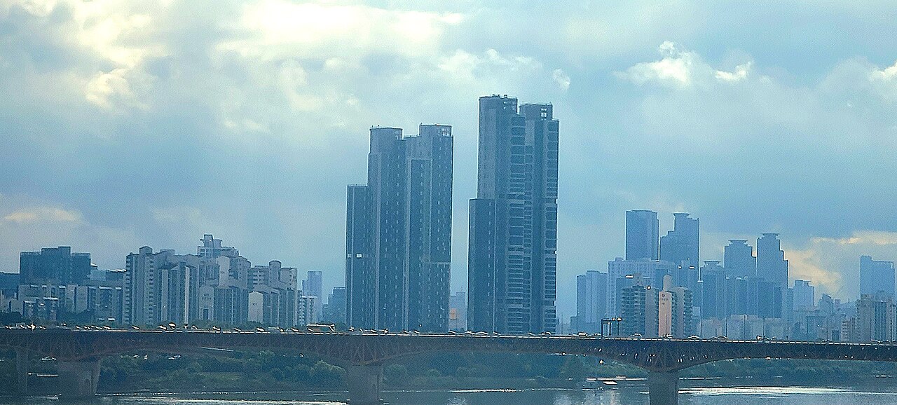 한강 다리 너머로 보이는 서울 성수동 일대 고층 아파트